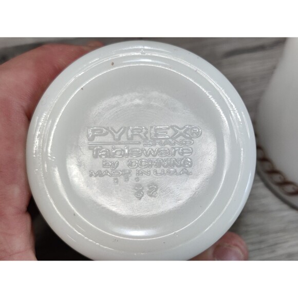 Set of 4 Vintage Pyrex Regency Gold Scroll Coffee Mugs D-Handle Milk Glass 709 - Picture 7 of 9